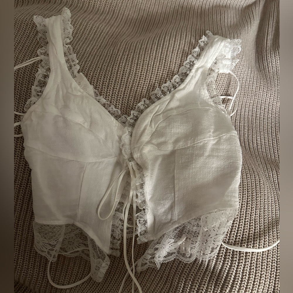 Beautiful white lace trim crop top. Small